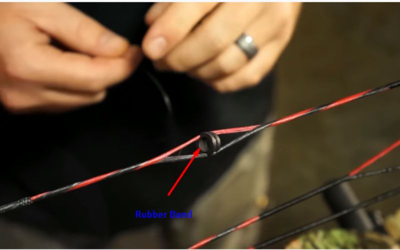 Adjusting peep position using a rubber band