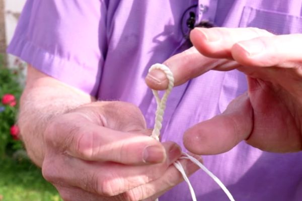 Tie a bow string knot